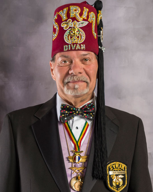 2023-divan-portrait-opt-Tedeschi